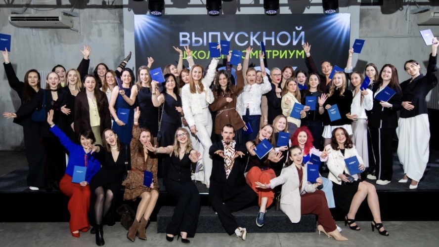 Общее фото выпускников в зале 